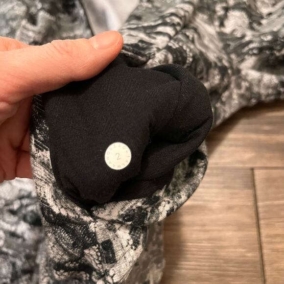 Rare Lululemon Scuba Hoodie Cotton Fleece
Masked Lace Starlight Black Size 2 - Picture 10 of 10